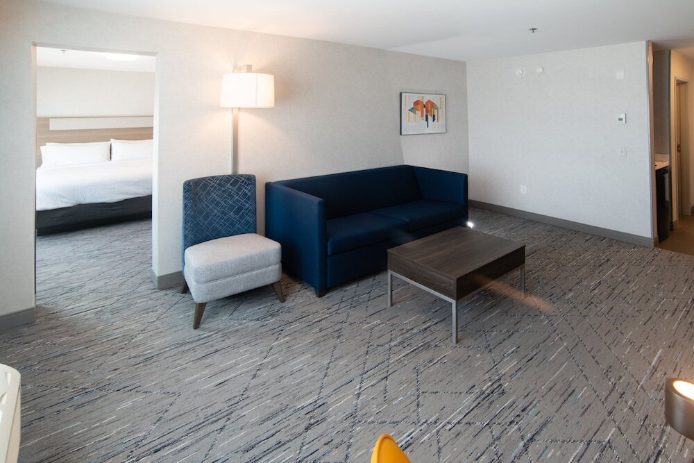Suite 1 camera da letto Holiday Inn Express and Suites Moose Jaw, an IHG Hotel
