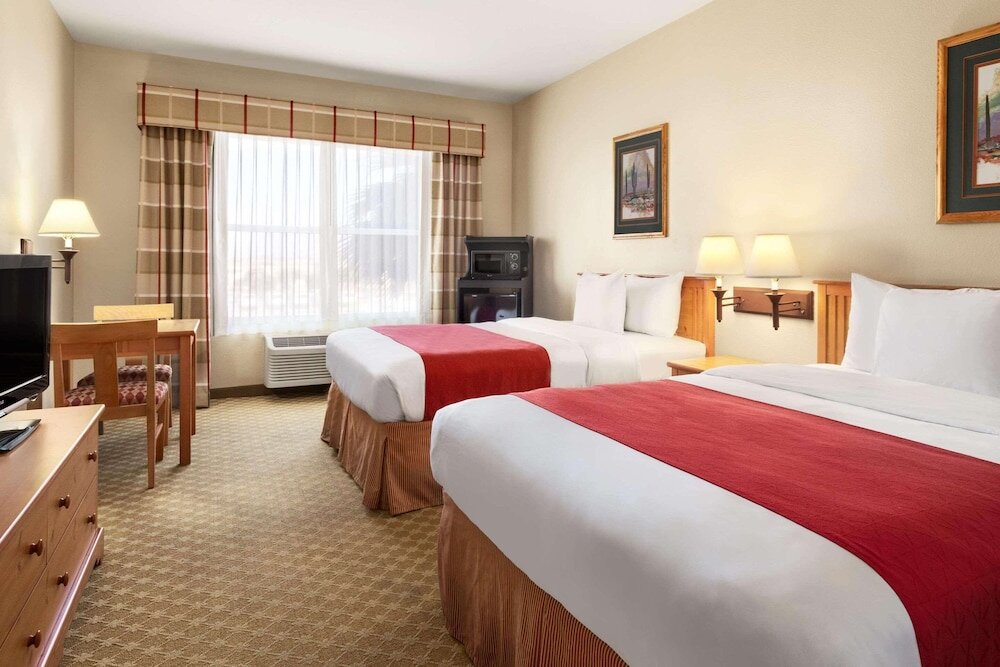 Standard Quadruple room Country Inn & Suites