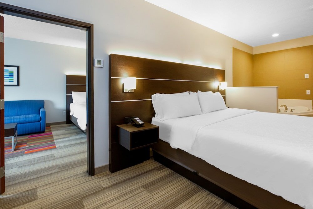 Люкс с 2 комнатами Holiday Inn Express Hotel & Suites Woodhaven, an IHG Hotel