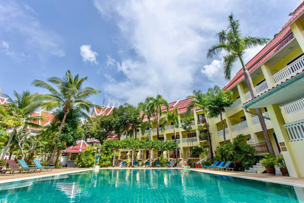 Кровать в общем номере MW Krabi Beach Resort -Family run- SHA Extra Plus