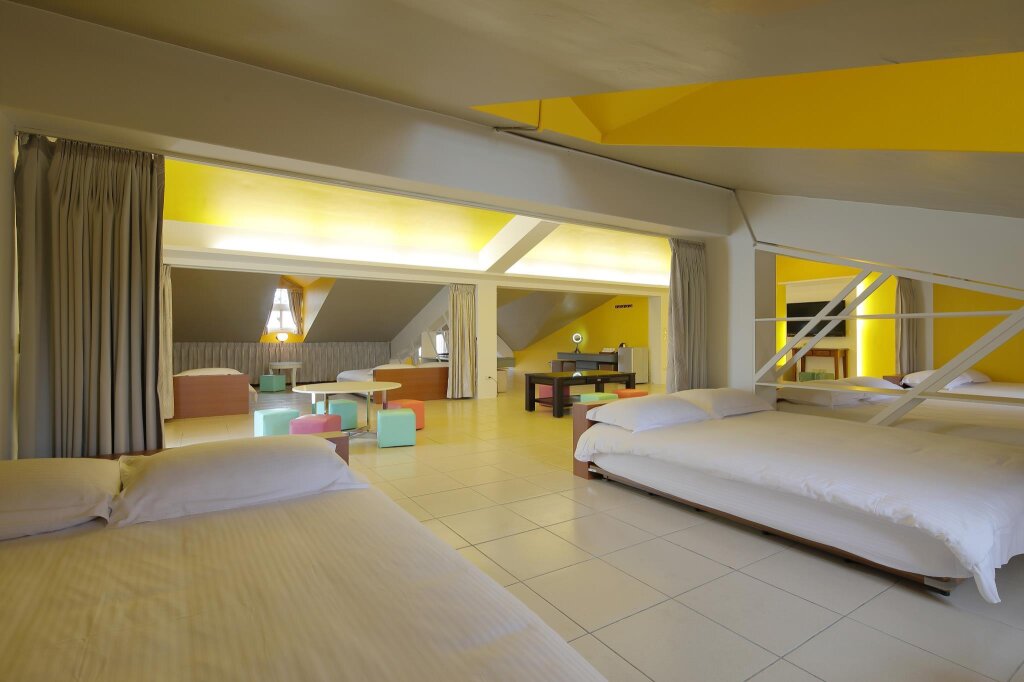 Кровать в общем номере Bajia Knight Manor