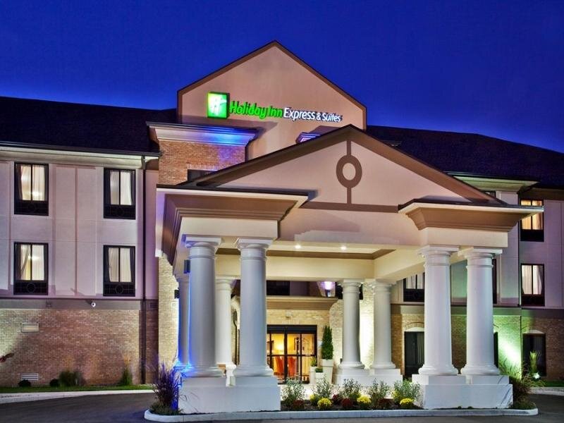 Кровать в общем номере Holiday Inn Express Hotel & Suites Crawfordsville, an IHG Hotel
