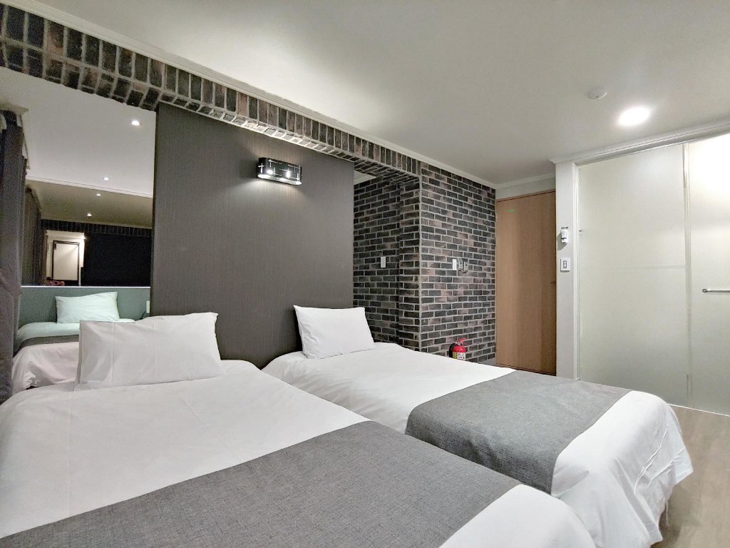 Четырёхместный номер Superior Hotel Tong Yeondong Jeju