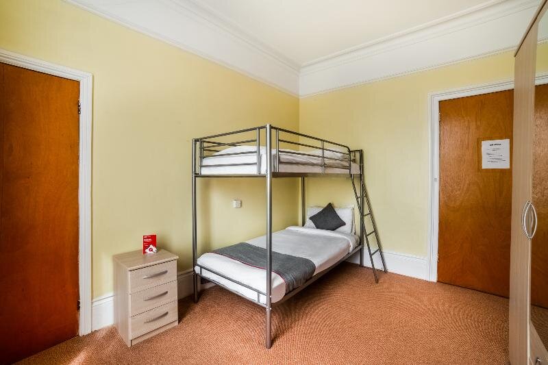Cama en dormitorio compartido OYO Eagle House Hotel, St Leonards Hastings