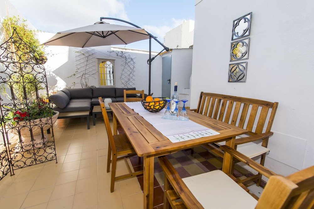 Hütte Charming Townhouse With Aircon Only 500m From the Marina and the Typical Market