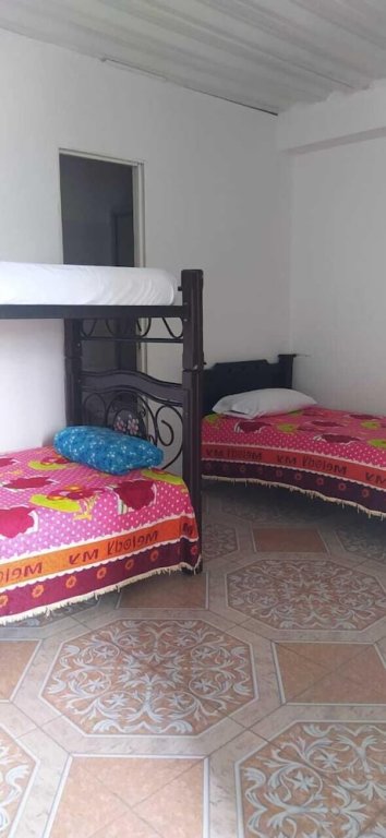 Cama en dormitorio compartido Hotel Quinchia