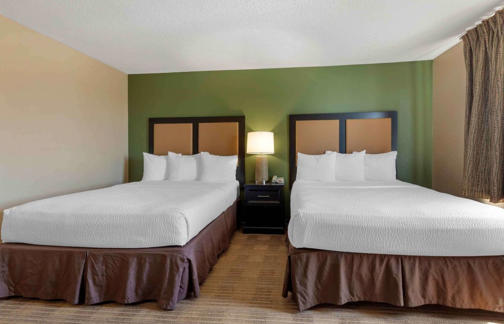 Четырёхместный люкс c 1 комнатой Extended Stay America Select Suites - Detroit - Warren