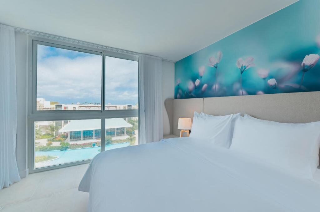 Suite doble 1 dormitorio con vista a la piscina Radisson Blu Aruba