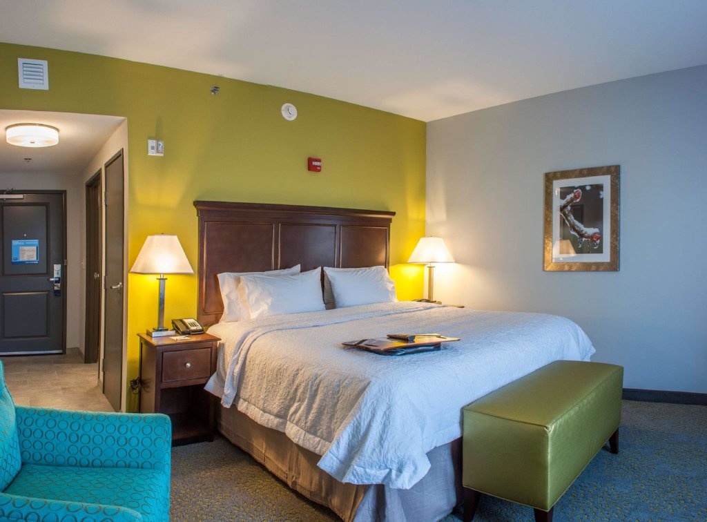 Двухместный номер Premium Hampton Inn & Suites Mishawaka/South Bend at Heritage Square
