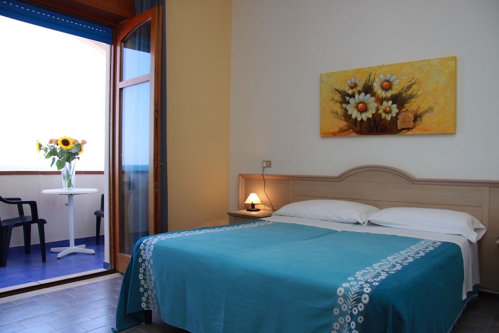 Четырёхместный номер Standard с видом на океан Hotel Il Gabbiano Beach
