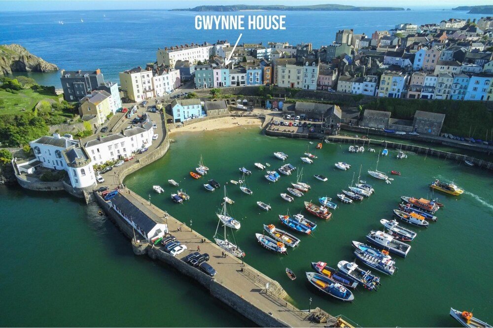 Hütte Gwynne House - 6 Bedroom Luxurious Holiday Home - Tenby Harbour