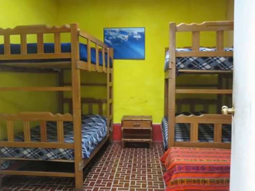 Кровать в общем номере Blue House Backpackers Hostel