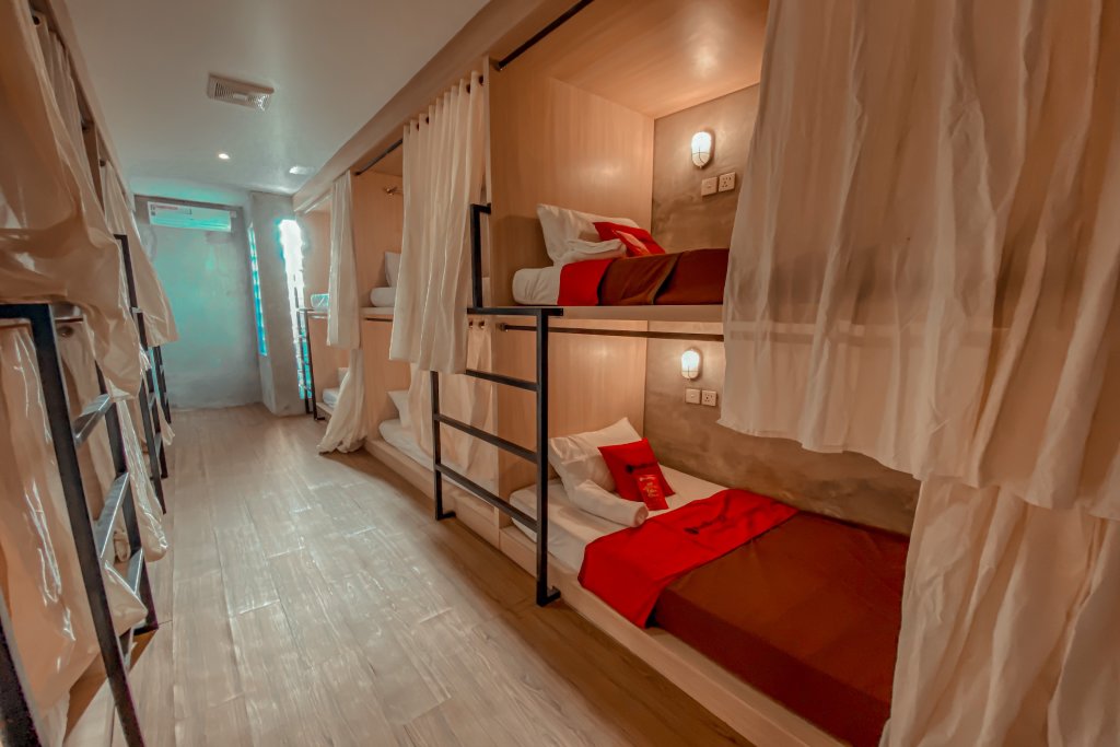 Кровать в общем номере RedDoorz Hostel near Lippo Mall Kuta