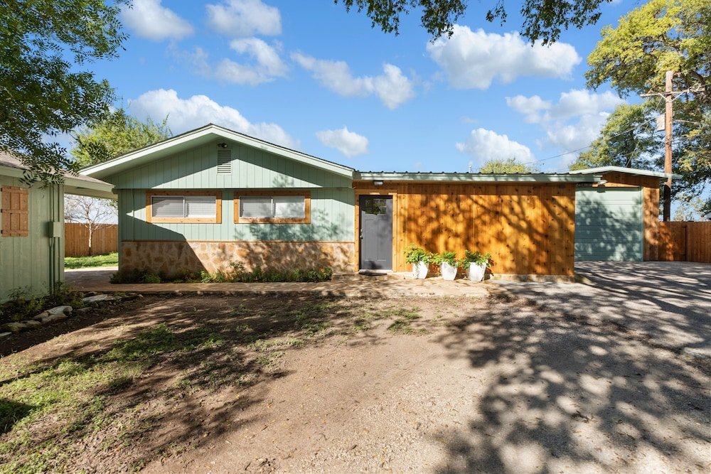 Hütte Guadalupe Bluff Farmhouse 3 Bedroom Home by Redawning