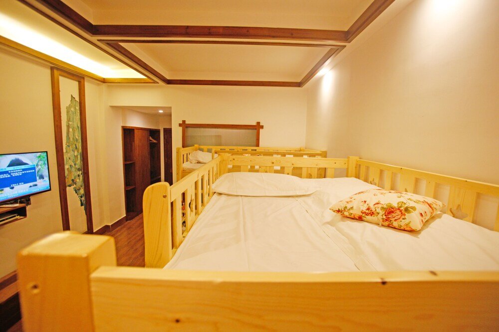 Кровать в общем номере (мужской номер) Guihua Road No.106 Inn