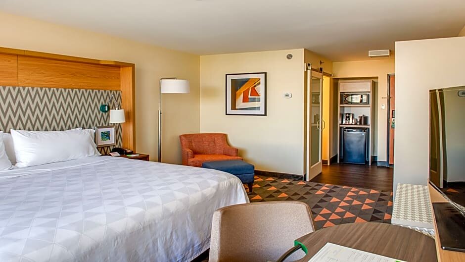 Двухместный номер Premium с видом на бассейн Holiday Inn & Suites Phoenix-Mesa-Chandler, an IHG Hotel