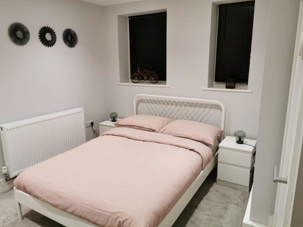 Apartment 5 sleeps with kids play area and travel cot- 5 people and a baby max or 2 households
