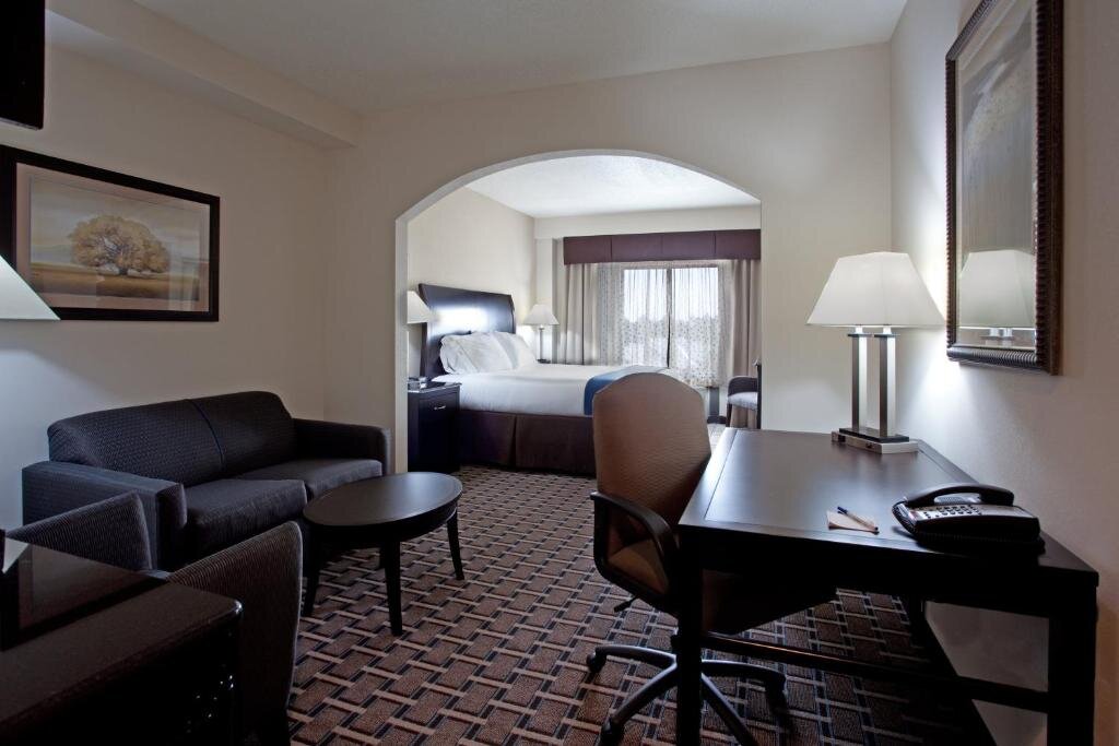 Люкс с 2 комнатами Holiday Inn Express Hotel & Suites Hope Mills-Fayetteville Airport, an IHG Hotel
