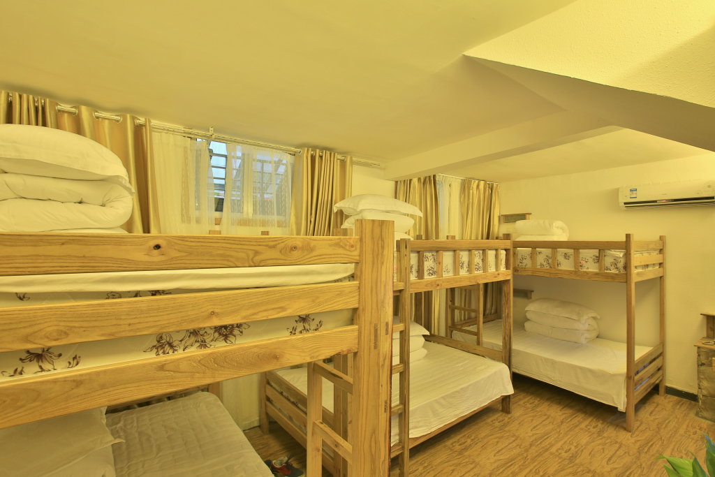 Кровать в общем номере Destination Youth Hostel