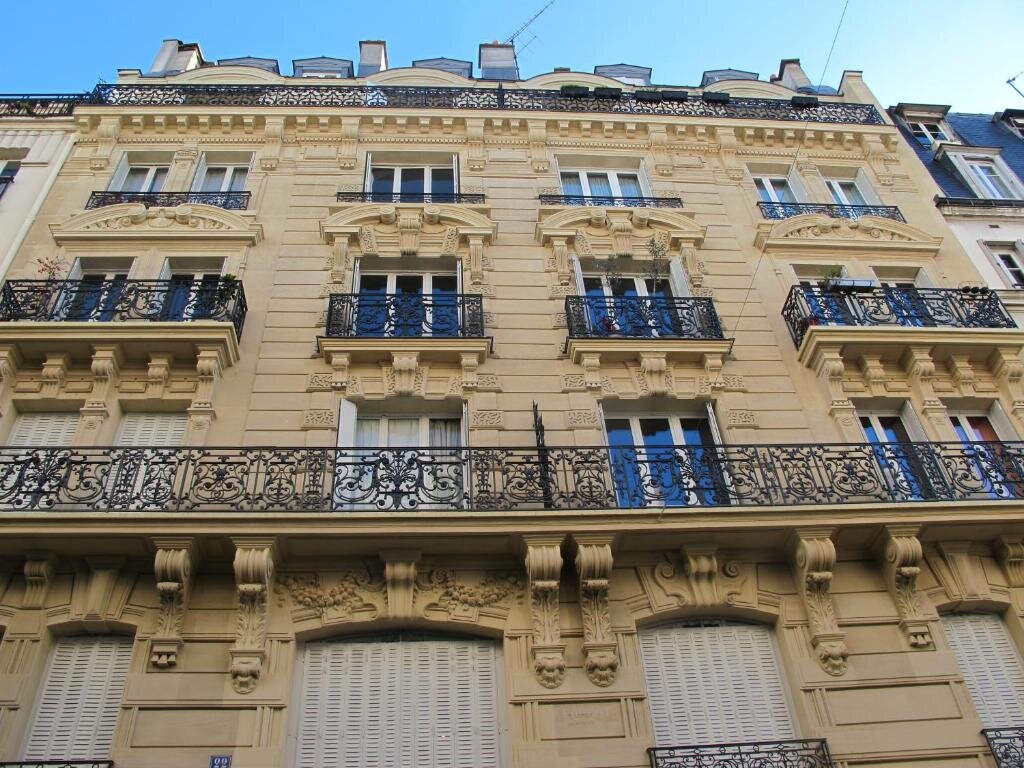 Апартаменты Large & Bright Apartment, Central Paris, Montmartre-Opéra, Picturesque Rue des Martyrs