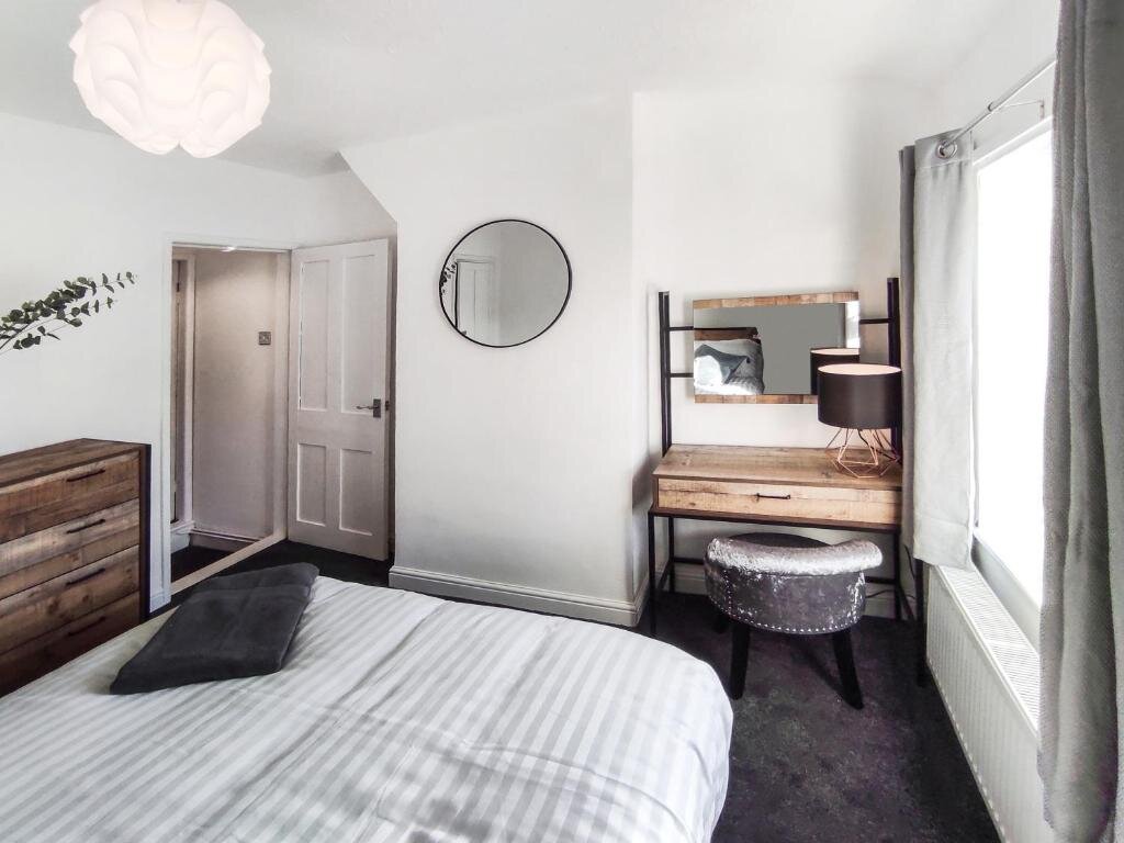 Camera Standard 'Number 11' Central Colchester - Super Convenient 2 x Double Bed 1 x Single Bed Cottage PLUS Office & Garden, 8 min walk Nth Station & Town Ctr, 2 min walk local shops & restaurants