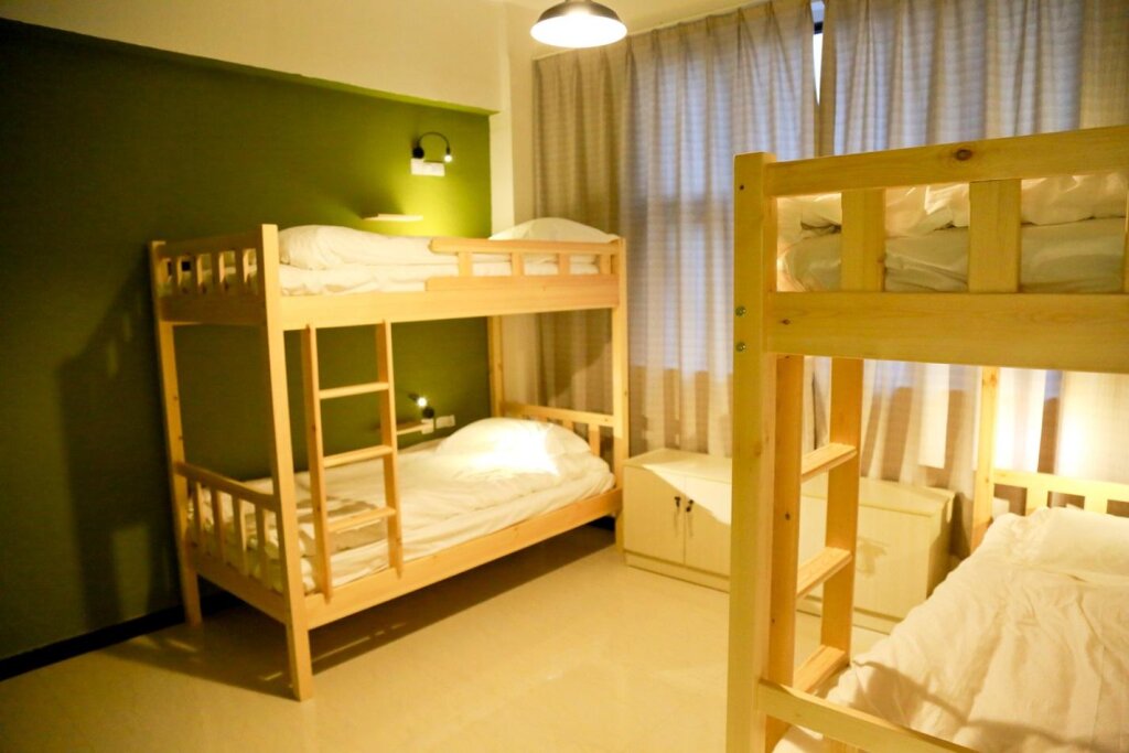 Кровать в общем номере (мужской номер) Lohas Dream of Youth Hostel