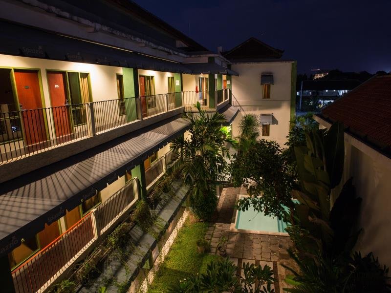 Cama en dormitorio compartido Spazzio Bali Hotel