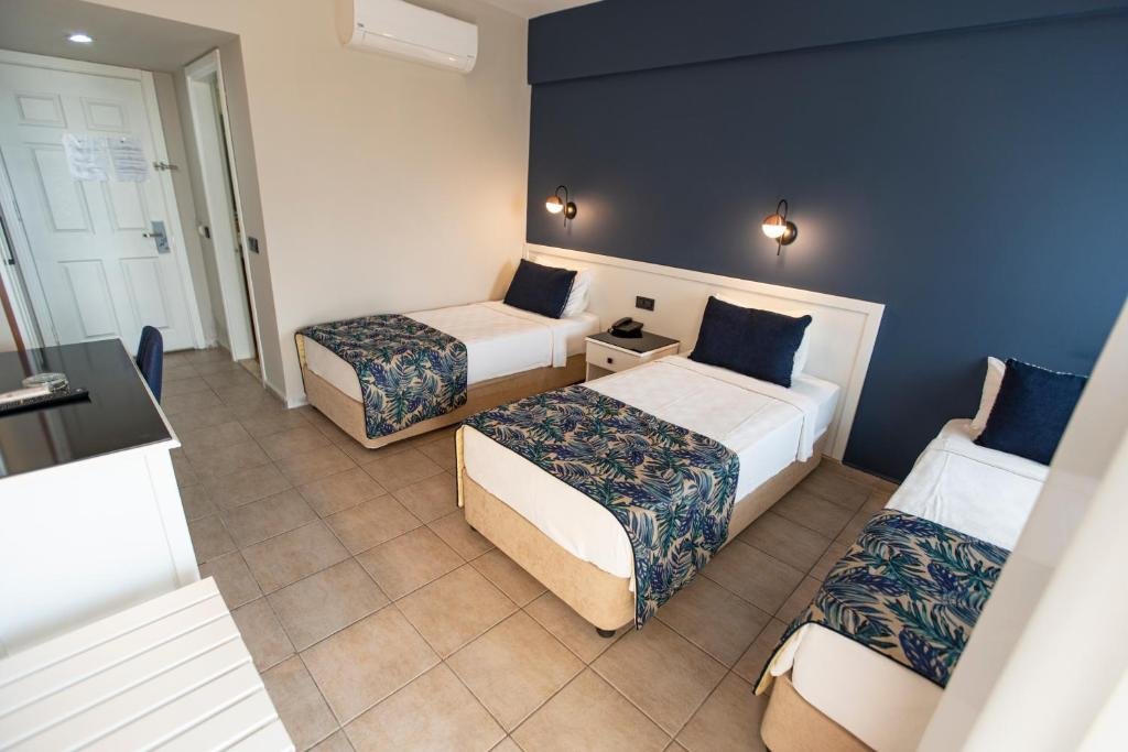 Standard Triple room with balcony Miramor Garden Resort & Spa
