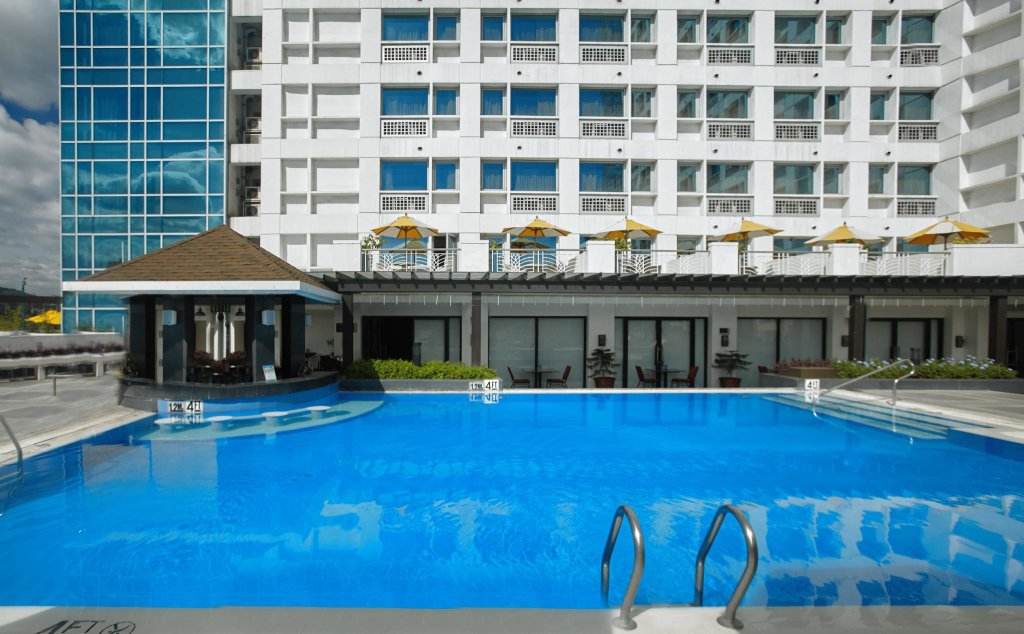 Кровать в общем номере Quest Hotel & Conference Center Cebu