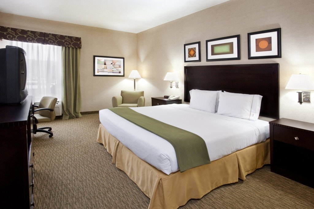 Номер Standard Holiday Inn Express Hotel & Suites Cleveland-Streetsboro, an IHG Hotel