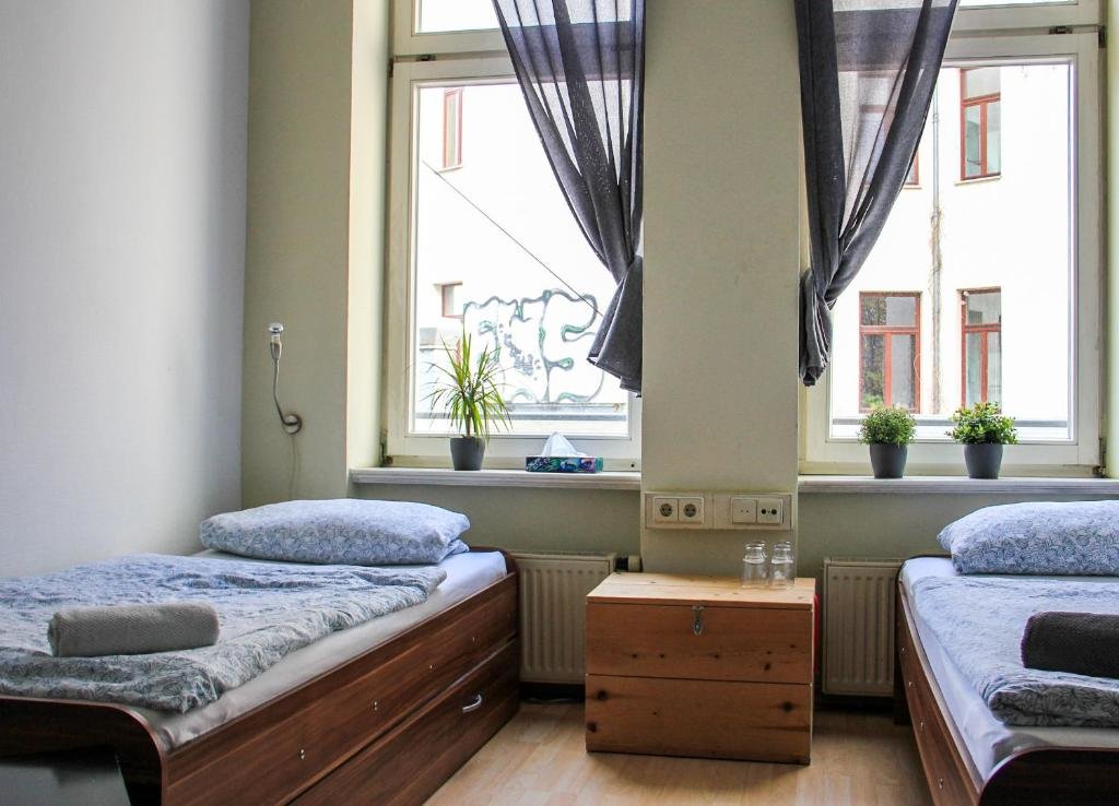 Кровать в общем номере Oskars Absteige