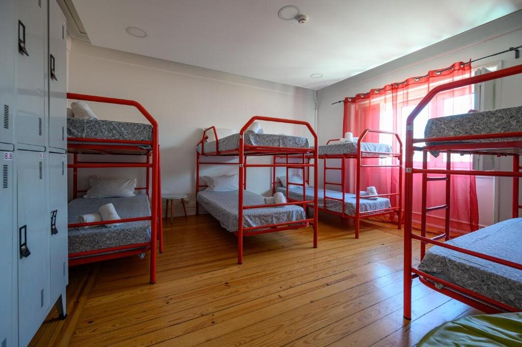 Кровать в общем номере Terrace Lisbon Hostel