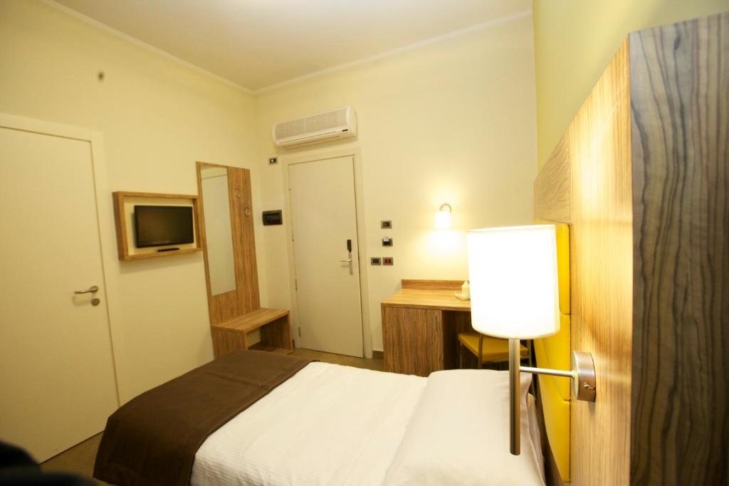Standard room Giga Hotel