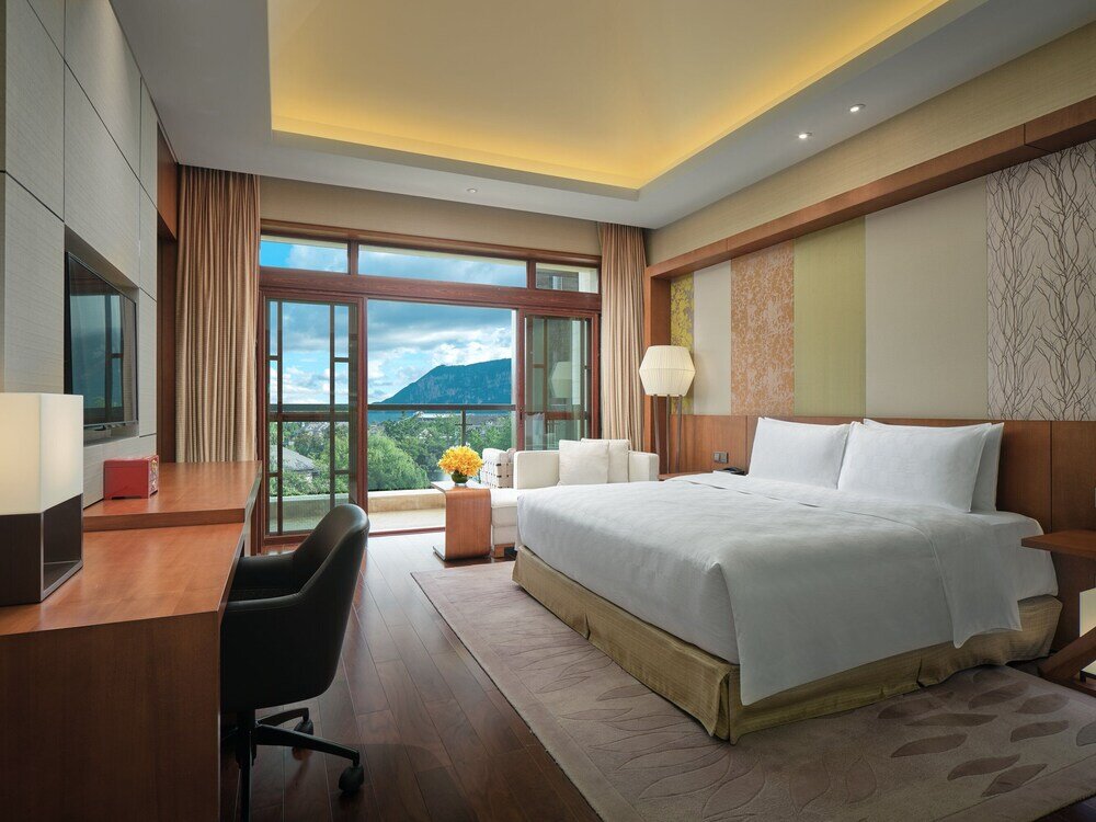 Suite 1 Schlafzimmer mit Balkon und mit Gartenblick HUALUXE Kunming, an IHG Hotel