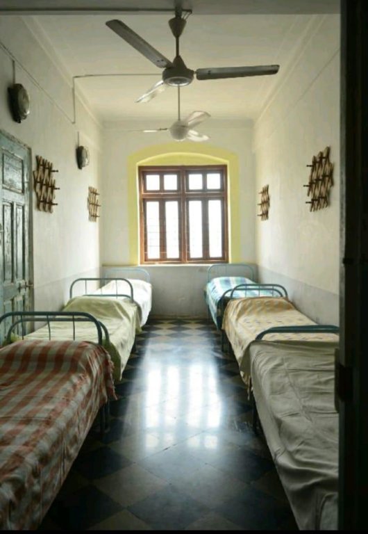 Cama en dormitorio compartido New Vasantashram