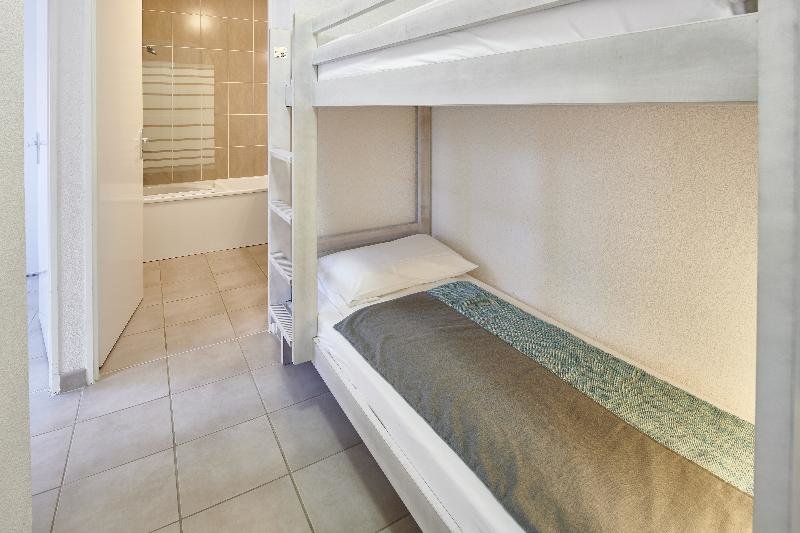 Кровать в общем номере с 3 комнатами Résidence Vacances Bleues Les Jardins d'Arvor