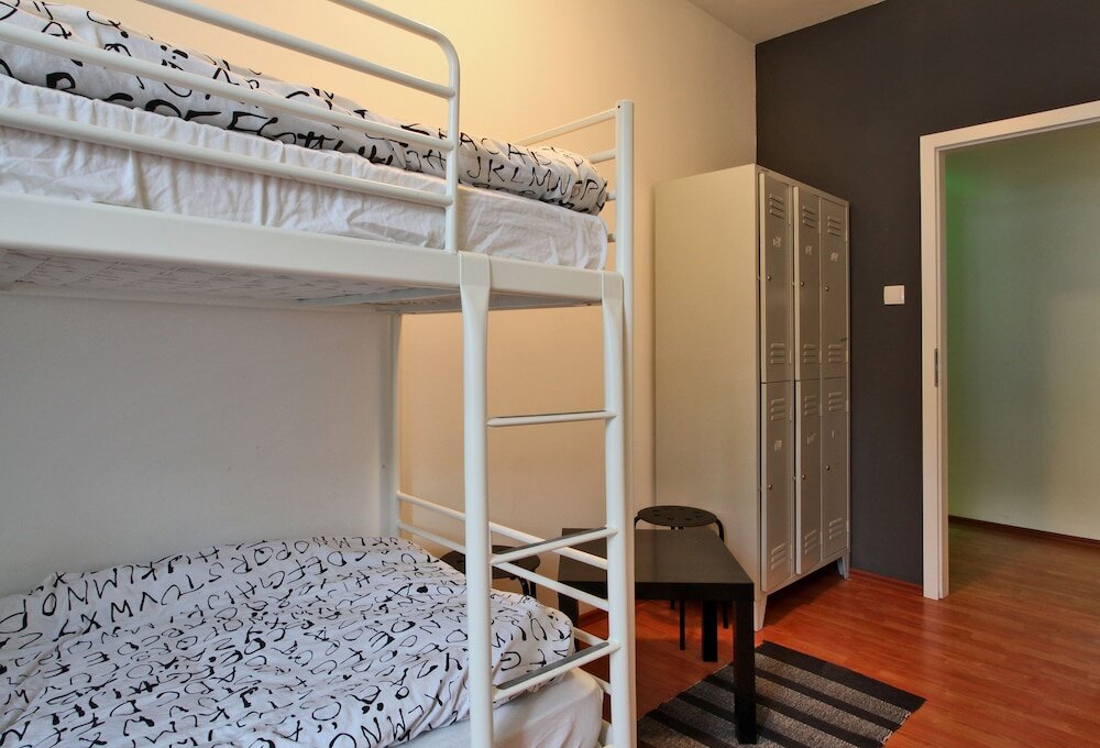 Кровать в общем номере Taban Rooms