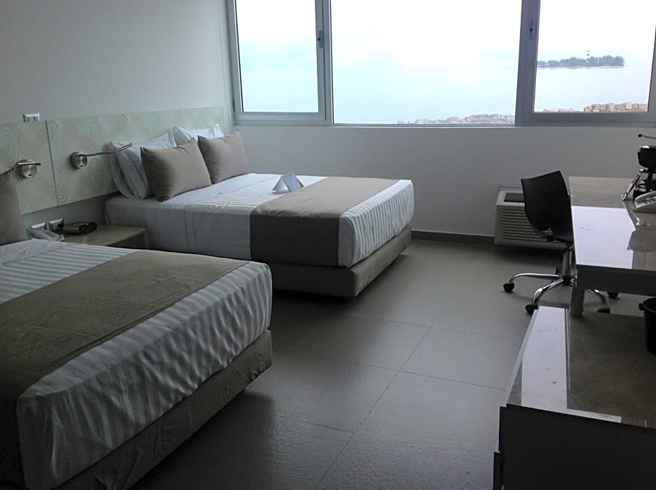 Четырёхместный номер Standard beachfront Hotel Punta Azul