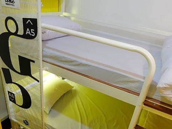 Кровать в общем номере Thai Time Hostel