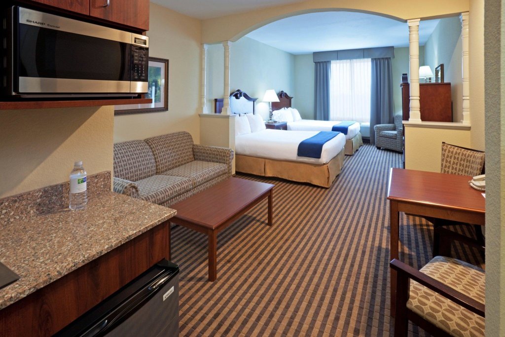 Четырёхместный люкс Holiday Inn Express & Suites Waxahachie, an IHG Hotel