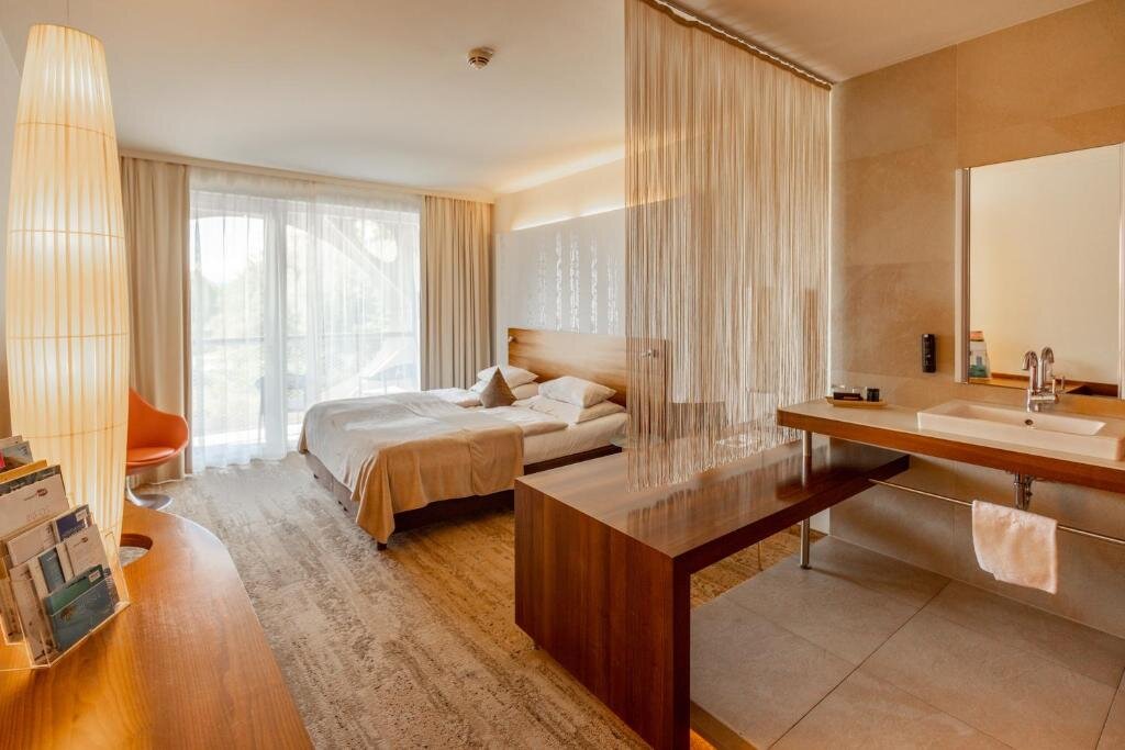 Supérieure double chambre avec balcon et Vue sur la baie Seepark Wörthersee Resort