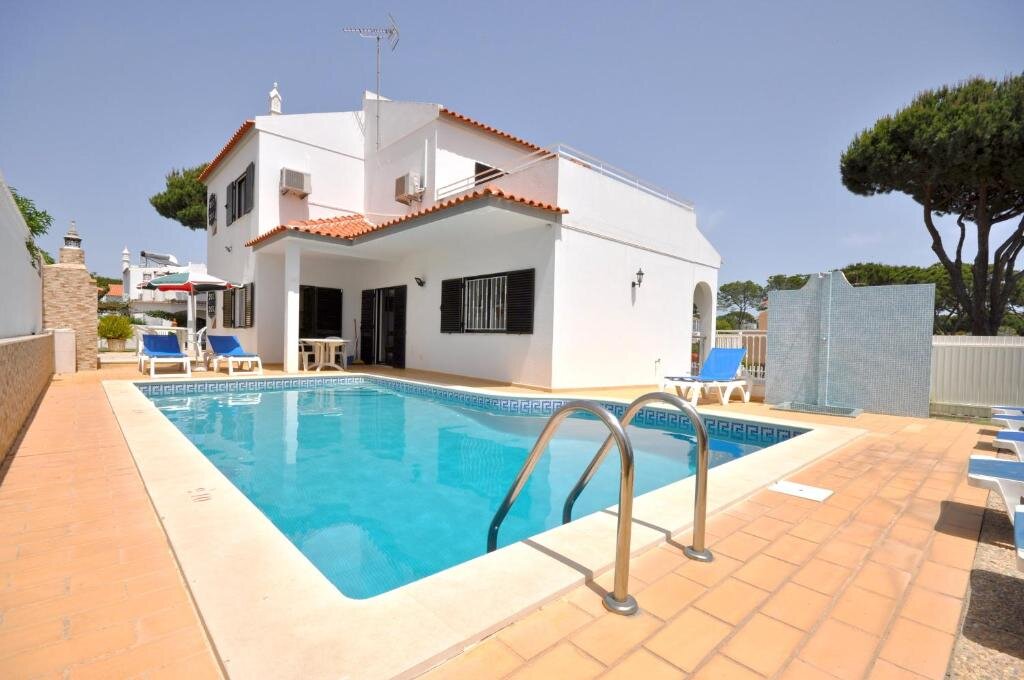 Villa Spacious 4 bedroom villa located in its own grounds, with private pool and Bbq