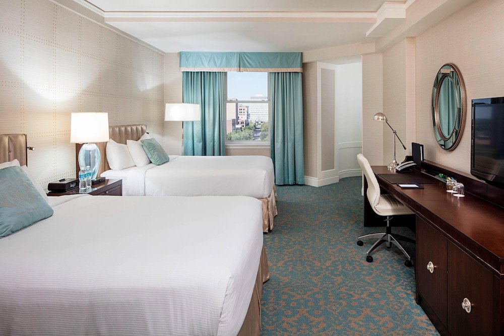 Четырёхместный номер Standard с видом на город Delta Hotels by Marriott Bessborough
