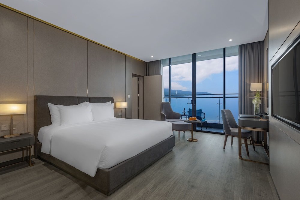Номер Standard c 1 комнатой с балконом и oceanfront Le Sands Oceanfront Danang Hotel