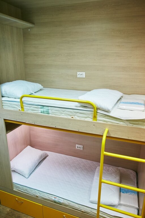 Кровать в общем номере Hello Yellow Hostel