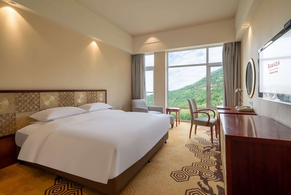 Standard Double room with mountain view Ramada Plaza Taian