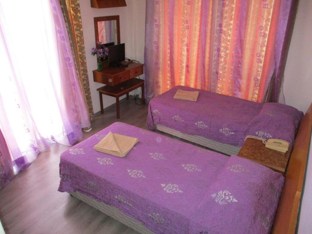 Кровать в общем номере (мужской номер) Onisillos Hotel