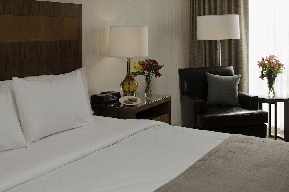 Accessible Suite DoubleTree by Hilton Pittsburgh-Green Tree