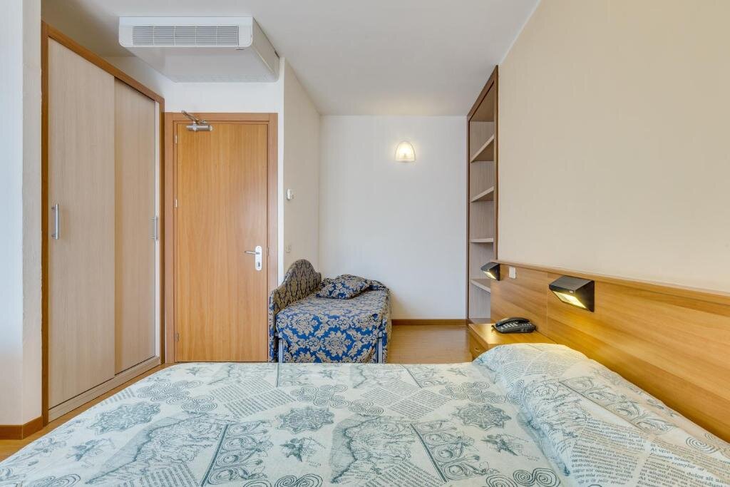 Standard quadruple chambre avec balcon Hotel Ambassador