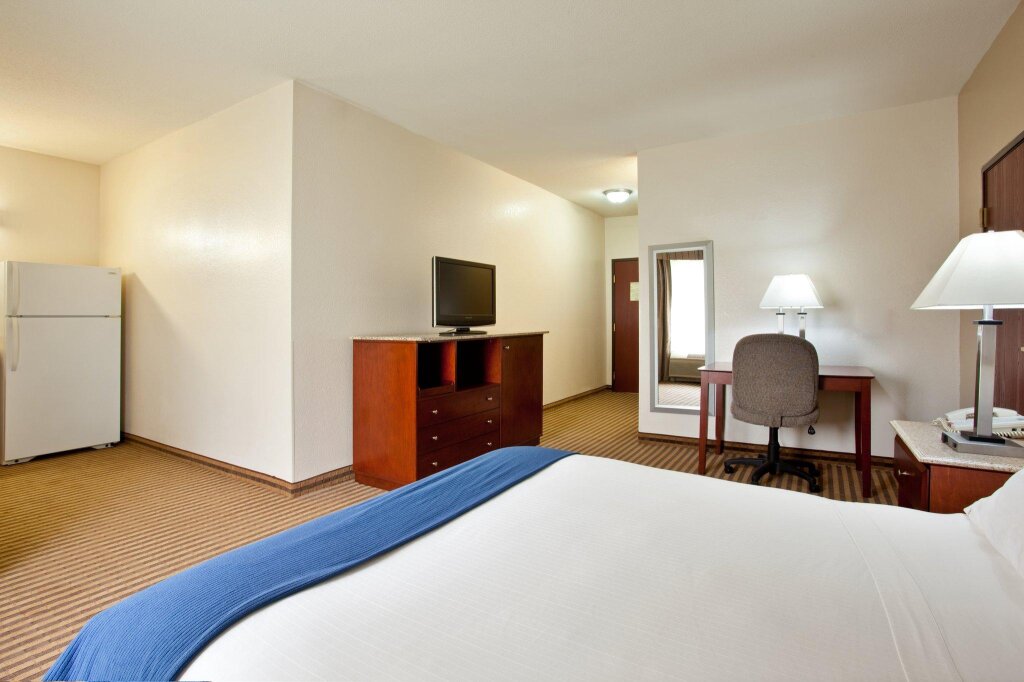Двухместный люкс Holiday Inn Express and Suites Three Rivers, an IHG Hotel